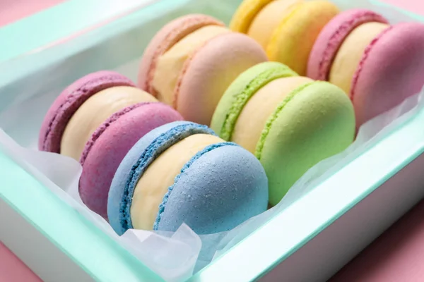 Muchos Deliciosos Macarons Coloridos Caja Sobre Fondo Rosa Primer Plano — Foto de Stock