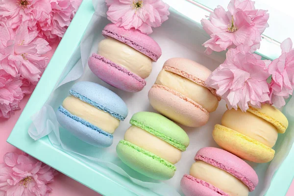 Muchos Deliciosos Macarons Coloridos Caja Flores Sobre Fondo Rosa Planas —  Fotos de Stock