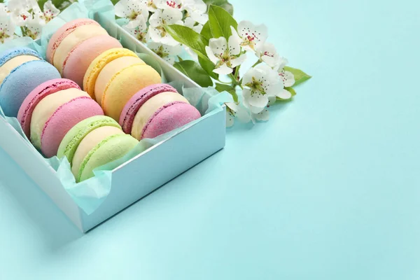 Muchos Deliciosos Macarons Coloridos Caja Flores Sobre Fondo Azul Claro —  Fotos de Stock