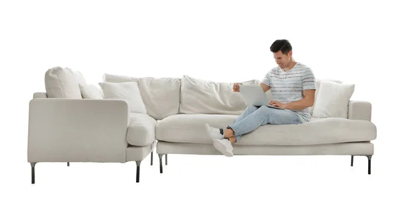 Mann Mit Laptop Auf Bequemem Sofa Vor Weißem Hintergrund — Stockfoto