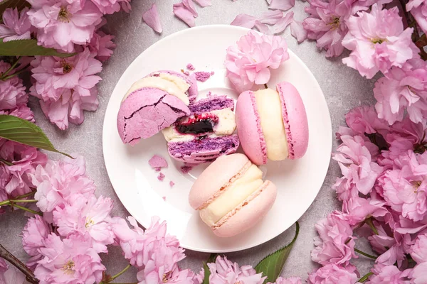 Deliciosos Macarones Coloridos Flores Color Rosa Mesa Gris Puesta Plana —  Fotos de Stock