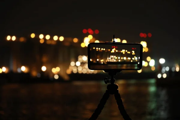 Taking Photo Beautiful Cityscape Night Smartphone Mounted Tripod — Stock Photo, Image