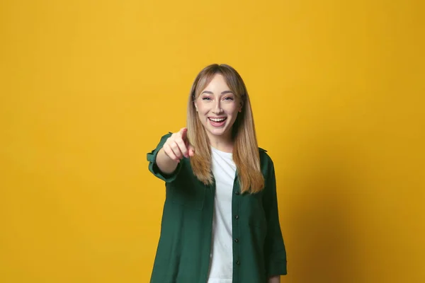 Sarı Arka Planda Gülen Güzel Bir Genç Kadın Komik Şaka — Stok fotoğraf