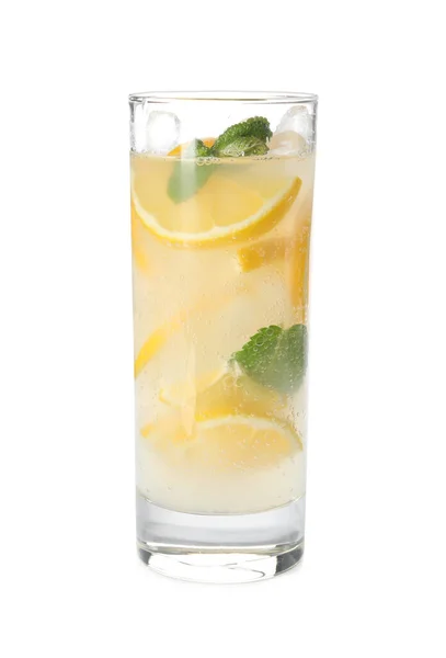 Uppfriskande Lemonad Med Och Mynta Glas Vit Bakgrund — Stockfoto