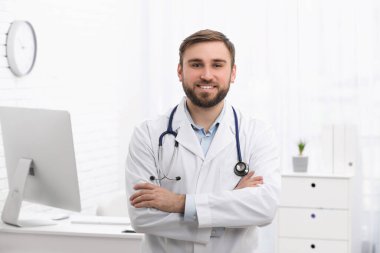 Klinikte steteskoplu çocuk doktorunun portresi.