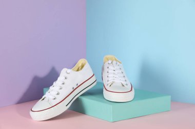 Renkli arka planda bir çift şık spor ayakkabı