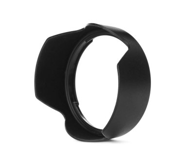 Lens kaputu beyaza izole edilmiş. Profesyonel fotoğrafçı ekipmanı.