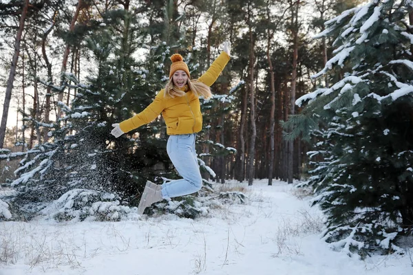 Χαρούμενη Γυναίκα Που Απολαμβάνει Χειμωνιάτικη Μέρα Στο Δάσος — Φωτογραφία Αρχείου