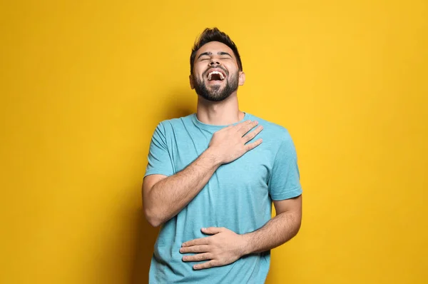 Jovem Rindo Fundo Amarelo Piada Engraçada — Fotografia de Stock