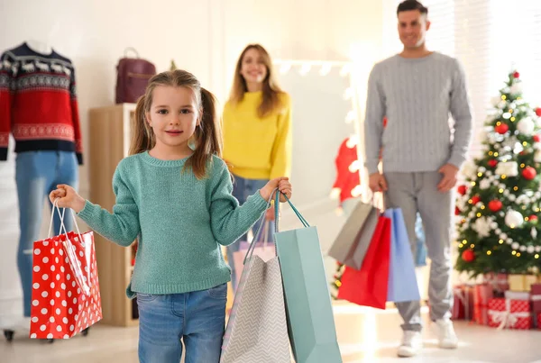 Petite Fille Avec Des Sacs Près Ses Parents Magasin Shopping — Photo