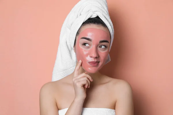 Femme Avec Masque Visage Grenade Sur Fond Corail Pâle — Photo