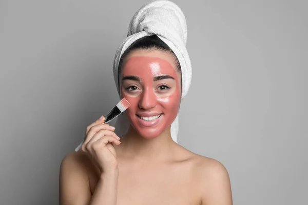 Vrouw Die Granaatappel Masker Grijze Achtergrond — Stockfoto