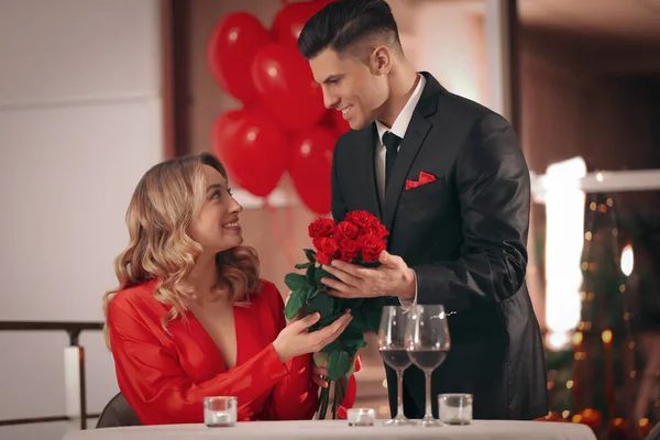 Homme Présentant Des Roses Bien Aimée Femme Restaurant Dîner Saint — Photo