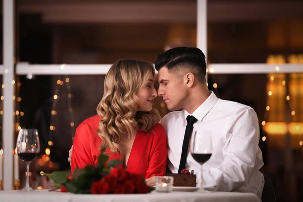 Casal Encantador Que Tem Jantar Romântico Dia Dos Namorados Restaurante — Fotografia de Stock
