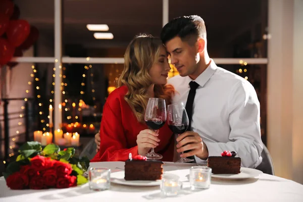 Schönes Paar Beim Romantischen Abendessen Valentinstag Restaurant — Stockfoto