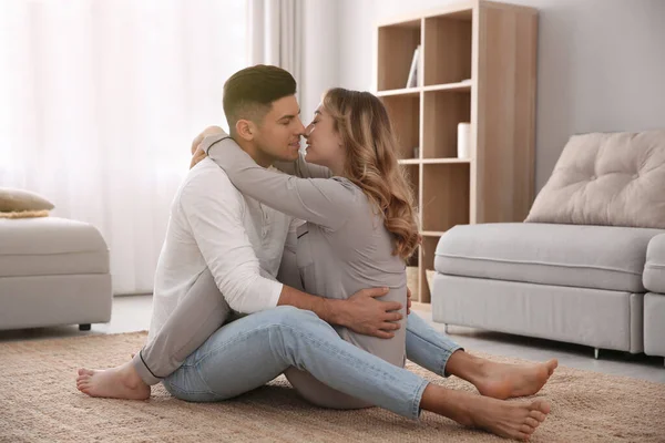 Preciosa Pareja Disfrutando Del Tiempo Juntos Piso Sala Estar — Foto de Stock