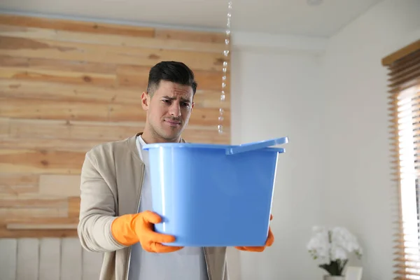 Hombre Emocional Recogiendo Agua Que Gotea Del Techo Interior Techo — Foto de Stock