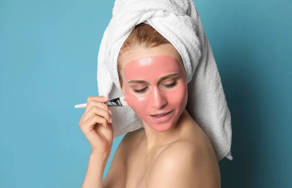 Young Woman Applying Pomegranate Face Mask Light Blue Background — Stock Photo, Image