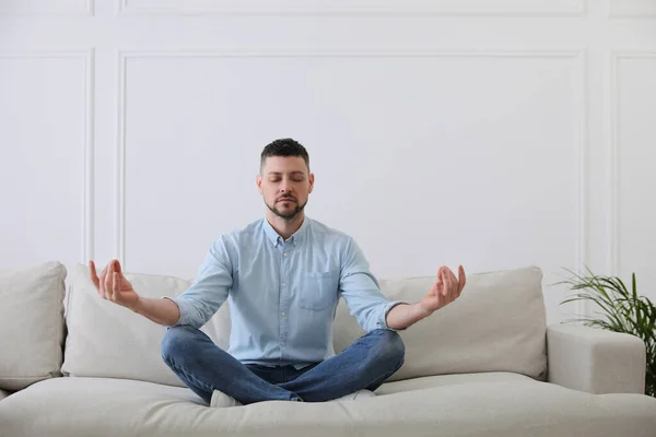 Hombre Meditando Cómodo Sofá Sala Estar — Foto de Stock