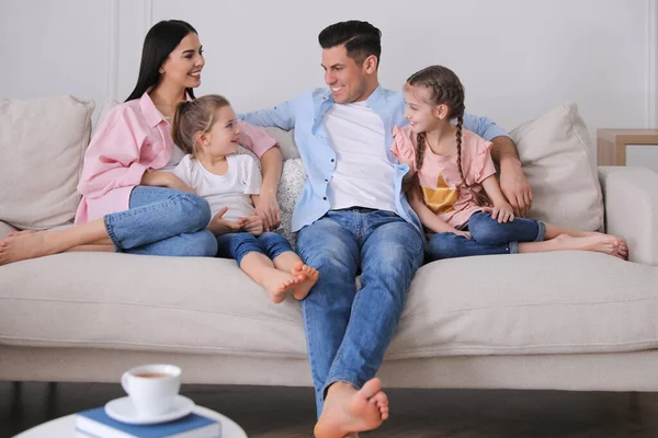 Mutlu aile oturma odasındaki rahat koltukta dinleniyor.