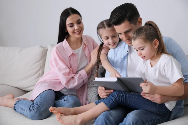 Pai Ler Livro Para Família Sofá Sala Estar — Fotografia de Stock