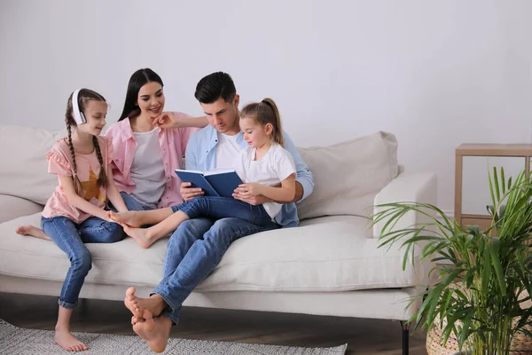 Père Lisant Livre Famille Sur Canapé Dans Salon — Photo