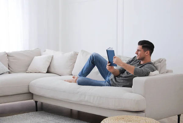 Homme Avec Livre Couché Sur Canapé Confortable Dans Salon — Photo