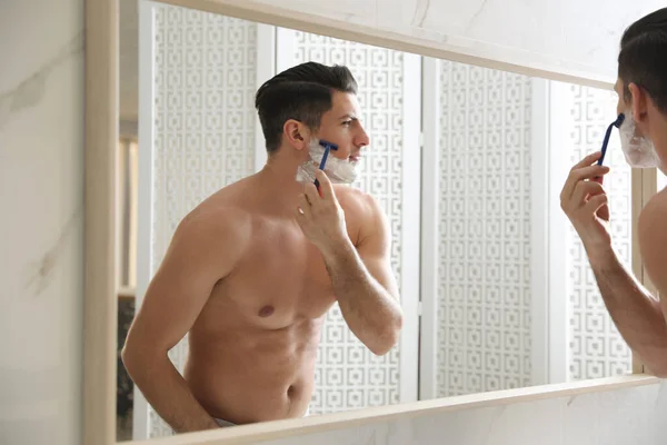 Hombre Guapo Afeitándose Cerca Del Espejo Baño — Foto de Stock