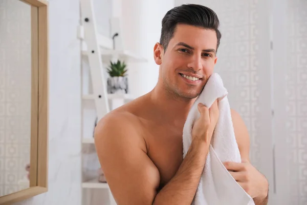 Όμορφος Άντρας Σκουπίζει Απαλό Του Πρόσωπο Πετσέτα Στο Μπάνιο Μετά — Φωτογραφία Αρχείου