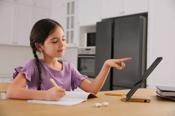 Kleines Mädchen Macht Hause Hausaufgaben Mit Modernem Tablet — Stockfoto