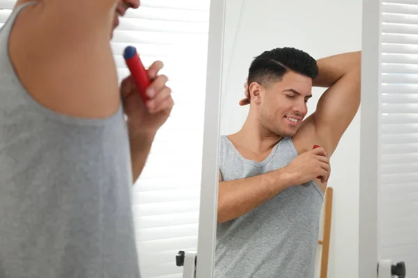 Hombre Guapo Aplicando Desodorante Axila Cerca Del Espejo Casa — Foto de Stock