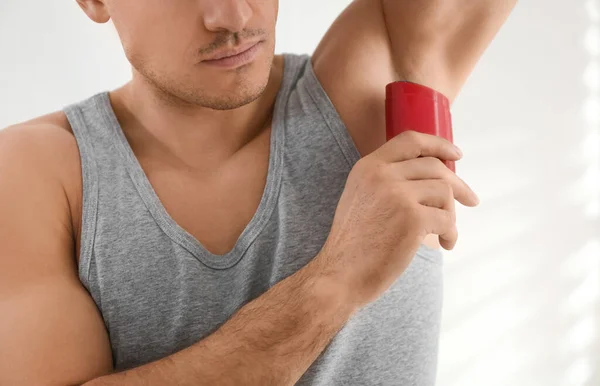 Hombre Aplicando Desodorante Axila Casa Primer Plano — Foto de Stock