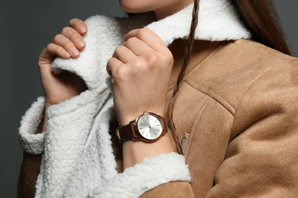 Mujer Con Reloj Pulsera Lujo Sobre Fondo Gris Primer Plano —  Fotos de Stock