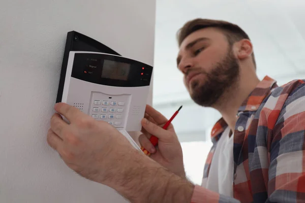 Hombre Instalación Sistema Seguridad Del Hogar Pared Blanca Habitación —  Fotos de Stock