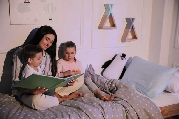 Mãe Lendo História Dormir Para Seus Filhos Casa — Fotografia de Stock