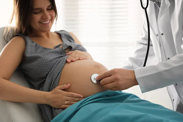 Médico Examinando Mulher Antes Dar Luz Maternidade Close — Fotografia de Stock