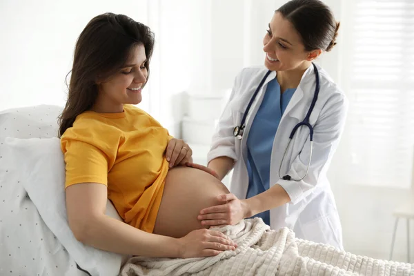 Medico Esaminando Donna Prima Dare Alla Luce Bambino Ospedale Maternità — Foto Stock