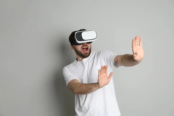 Homem Emocional Usando Fone Ouvido Realidade Virtual Fundo Cinza Claro — Fotografia de Stock