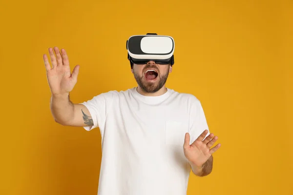 Homem Emocional Usando Fone Ouvido Realidade Virtual Fundo Amarelo — Fotografia de Stock