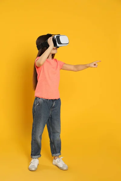 Menina Usando Fone Ouvido Realidade Virtual Fundo Amarelo — Fotografia de Stock