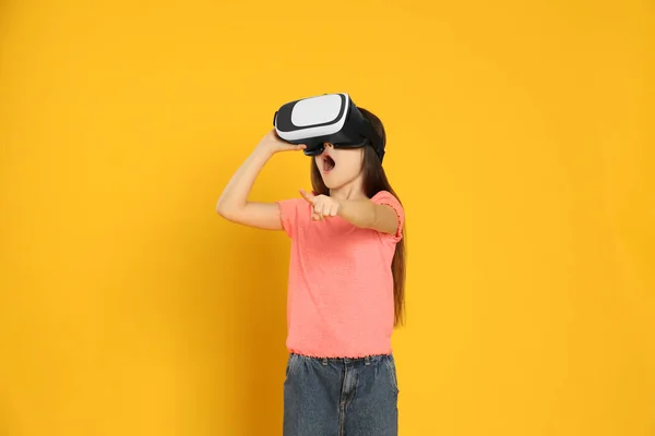 Эмоциональная Маленькая Девочка Помощью Гарнитуры Виртуальной Реальности Желтом Фоне — стоковое фото