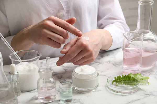 Cientista Testando Produto Cosmético Mesa Mármore Branco Laboratório Close — Fotografia de Stock