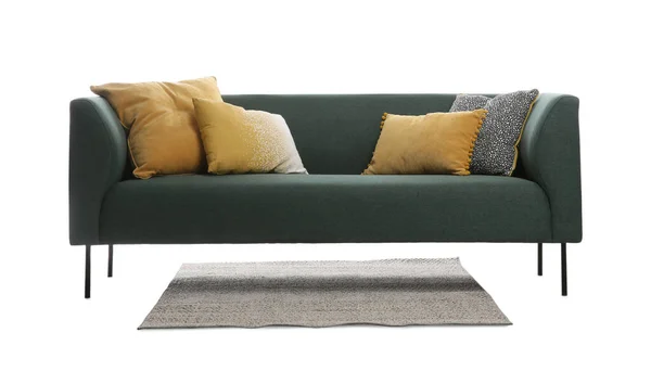 Bequemes Grünes Sofa Mit Kissen Und Teppich Auf Weißem Hintergrund — Stockfoto