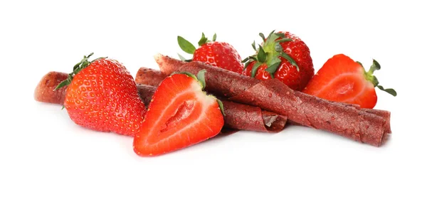 Délicieux Rouleaux Cuir Fruits Fraises Sur Fond Blanc — Photo