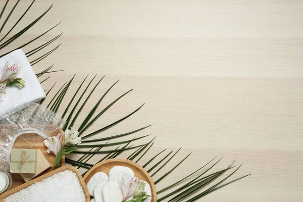 Composición Plana Con Tapa Ducha Piedras Spa Sobre Fondo Madera —  Fotos de Stock