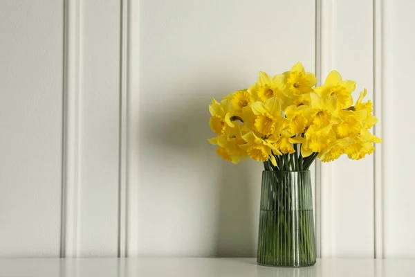 Beautiful Daffodils Vase Table White Wall Indoors Space Text — Stock Photo, Image