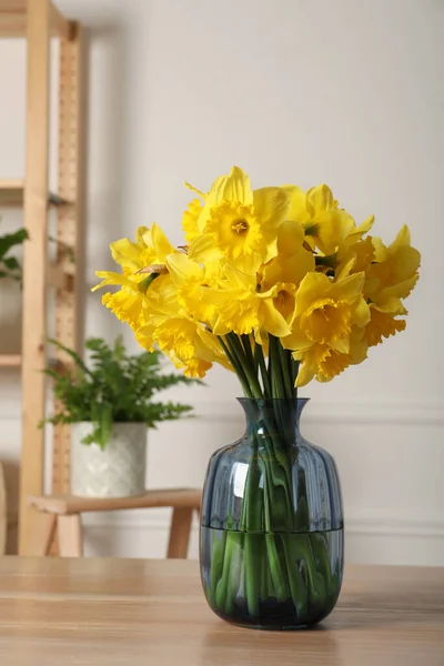 Hermosos Narcisos Jarrón Sobre Mesa Madera Interiores —  Fotos de Stock