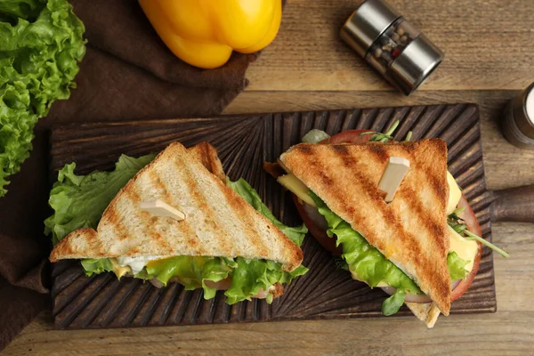 テーブルの上においしいサンドイッチと木製のボード フラットレイアウト — ストック写真