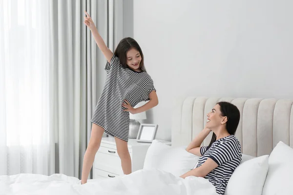 Young Mother Her Daughter Having Fun Bedroom — Stock Photo, Image