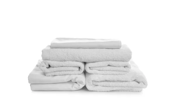白色背景的毛巾和床上用品堆栈 — 图库照片